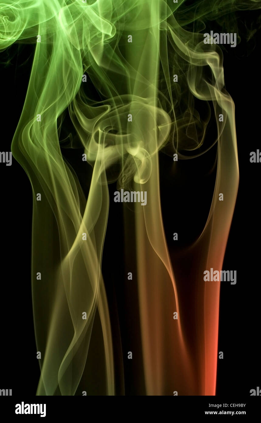 Abstract photo montrant certains fumée colorée en face de dos noir Banque D'Images