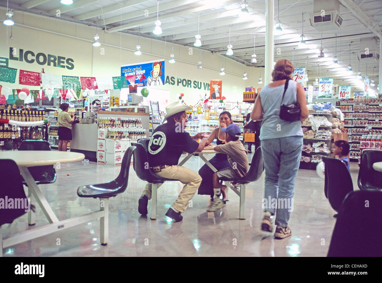 Une famille mexicaine s'installer dans le centre d'un supermarché de Tijuana occupé. Banque D'Images