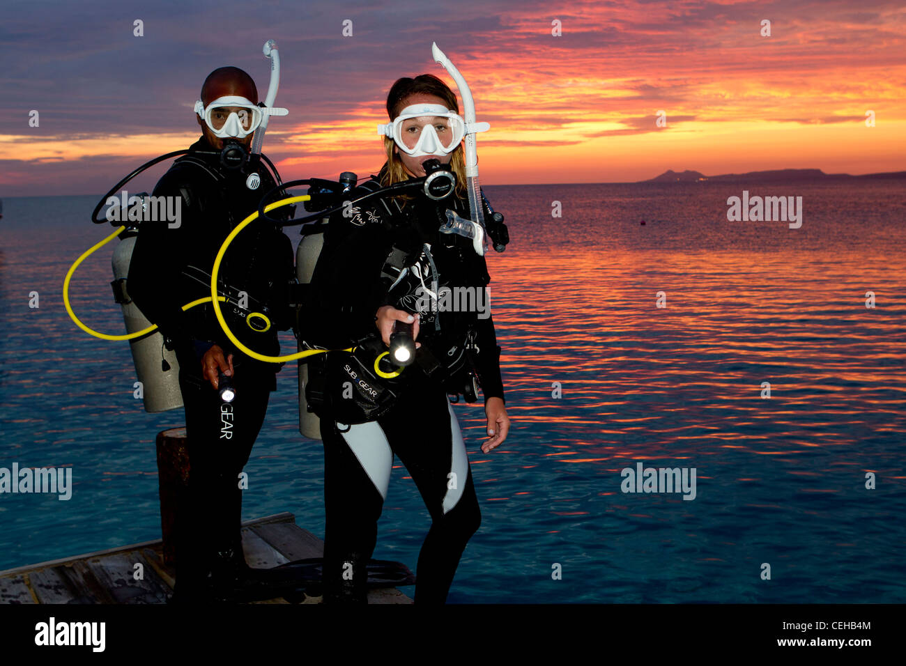 Les plongeurs se retrouvent dans l'eau au crépuscule Banque D'Images