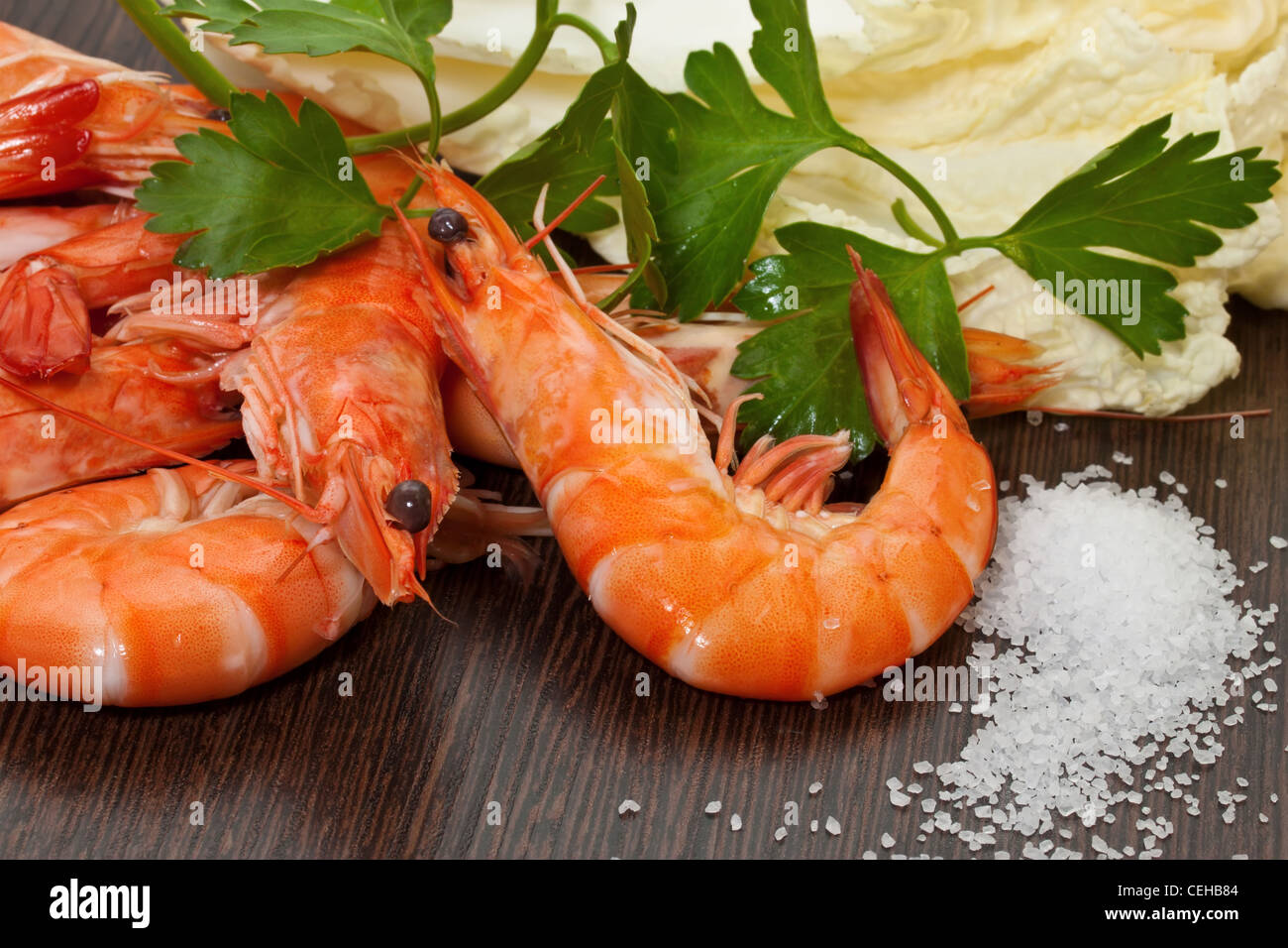 Crevettes roses avec un brin de persil et de la salade de près. Banque D'Images