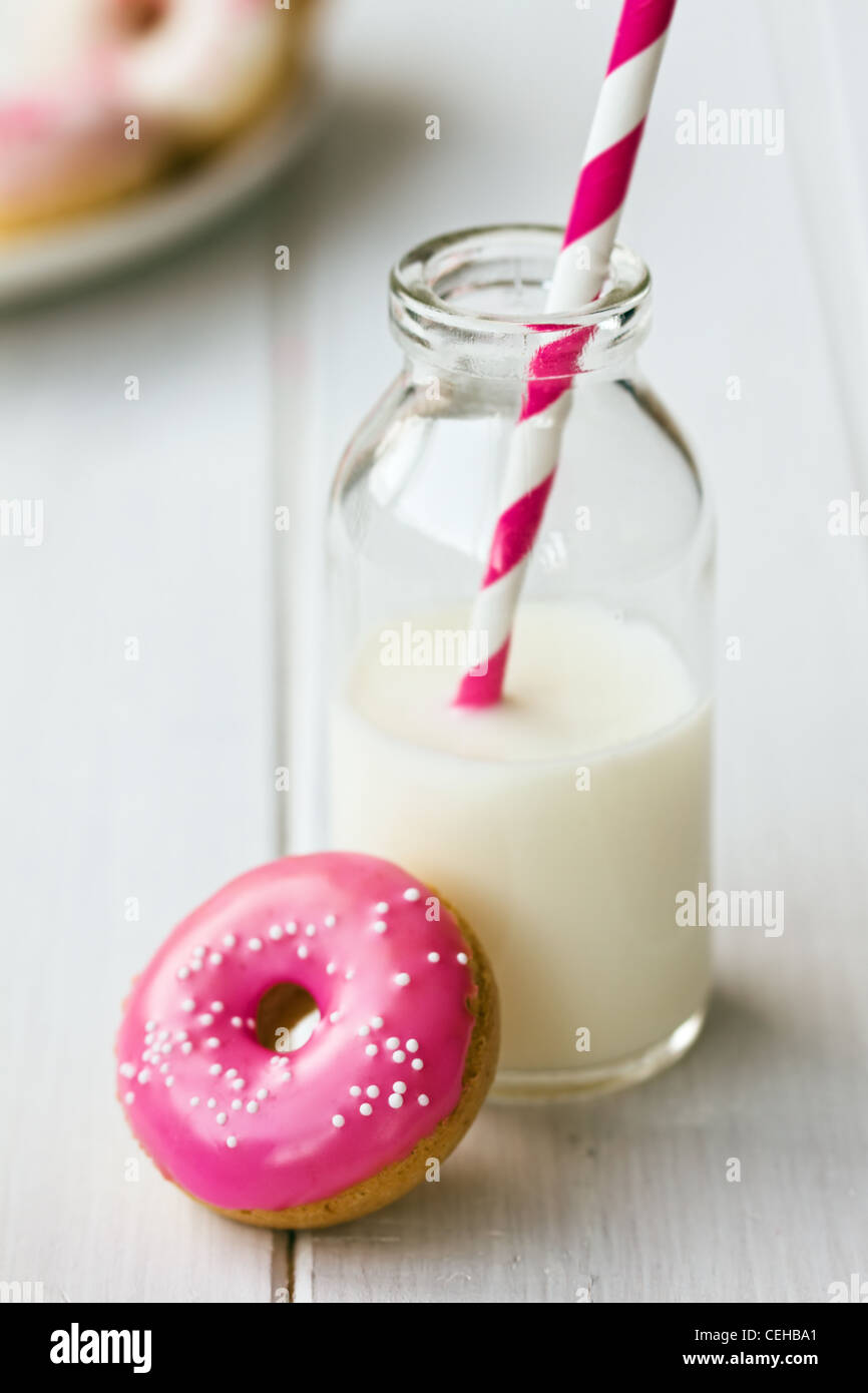 Donut et lait Banque D'Images