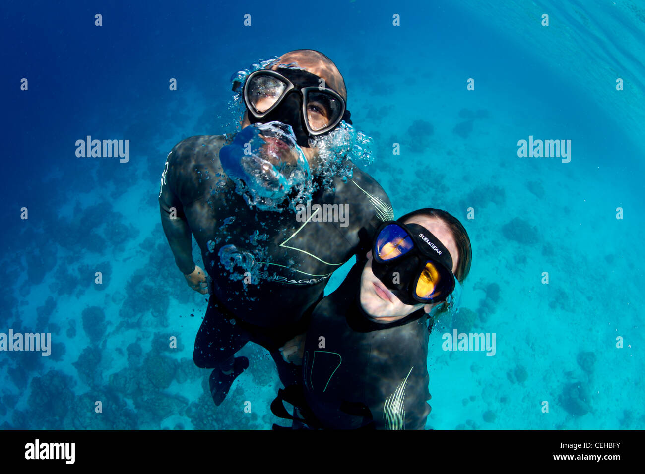 Freedivers ordre croissant vers la surface Banque D'Images