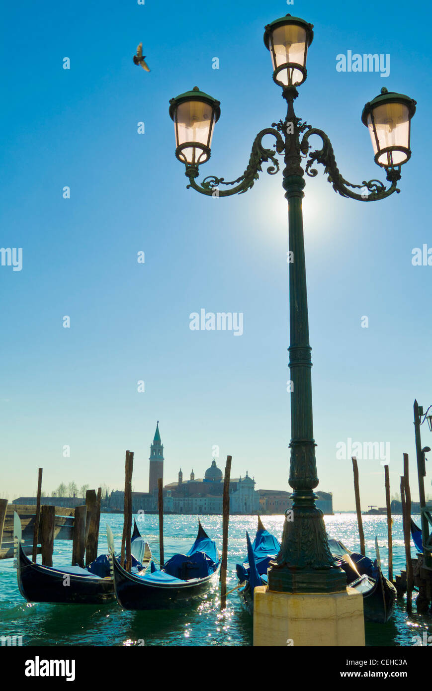 Amarré gondoles sur le Grand Canal Venise face à l'île de San Giorgio Maggiore italie Europe de l'UE Banque D'Images