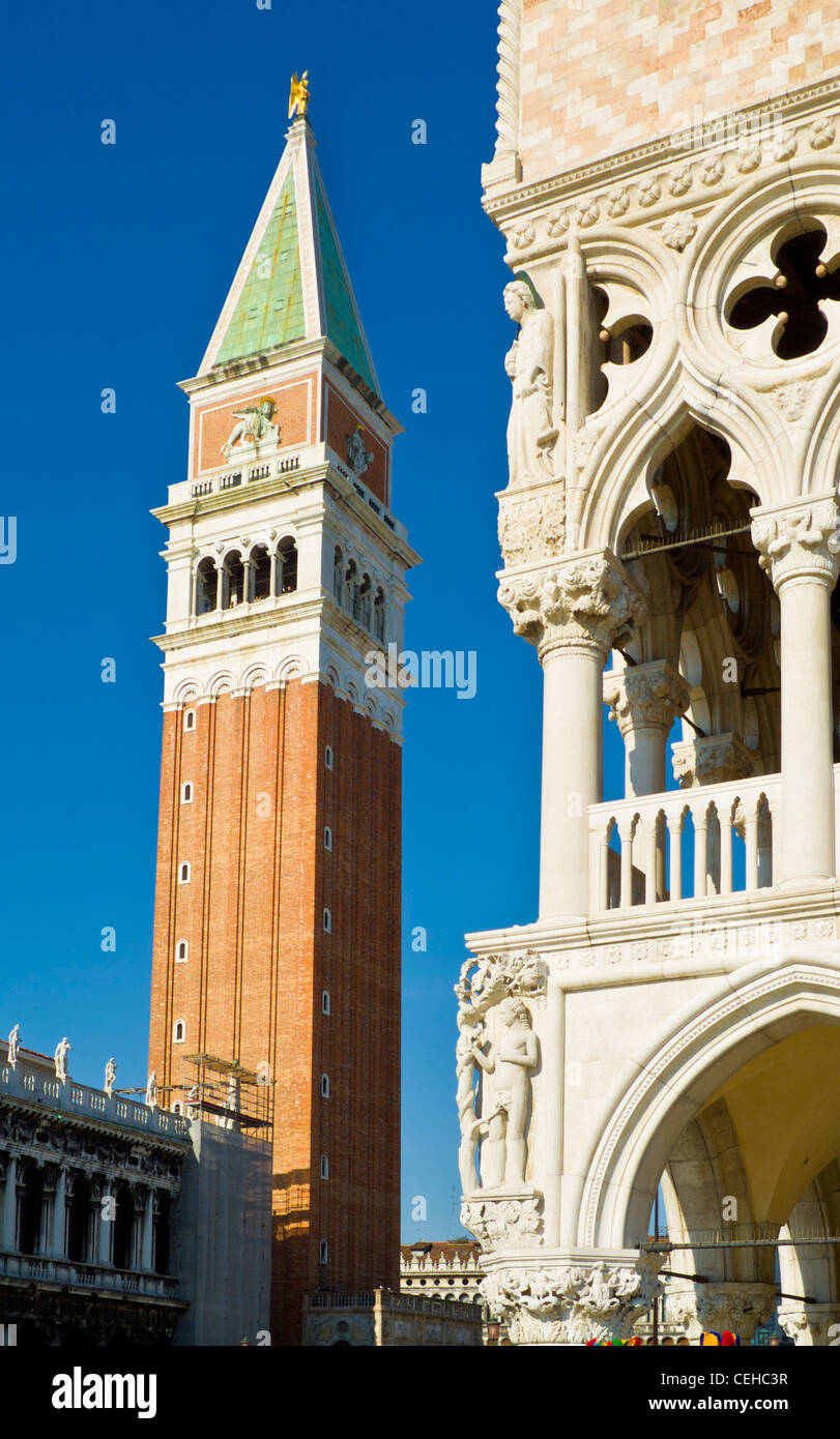 Le Campanile de Venise et la tour du palais des doges doges ou palaceSt place Saint-Marc Venise Vénétie Italie Europe de l'UE Banque D'Images