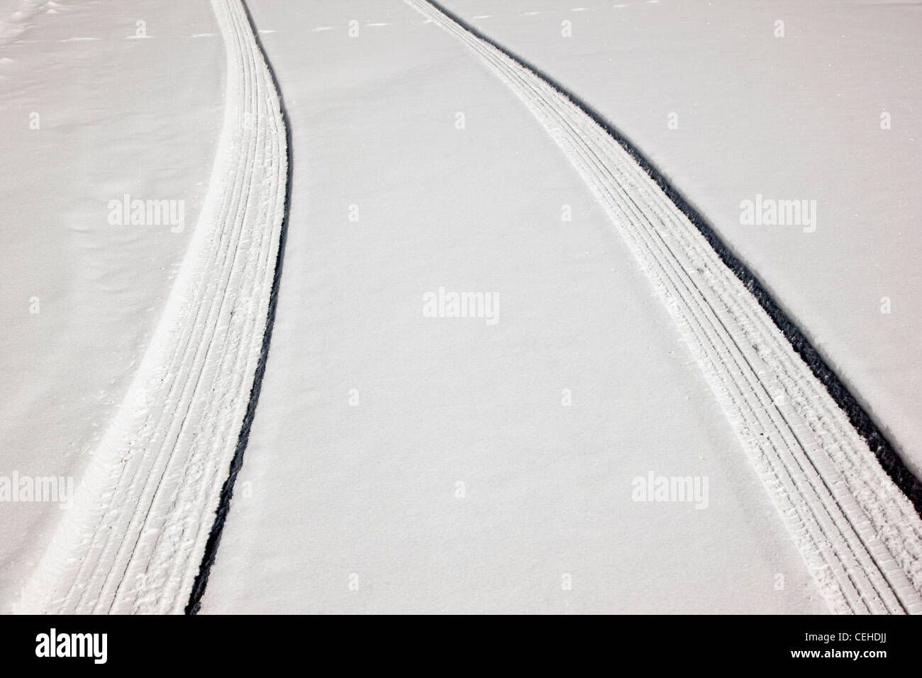 des traces de pneus sur une route de montagne couverte de neige pres de monarch pass chaffee comte colorado usa cehdjj