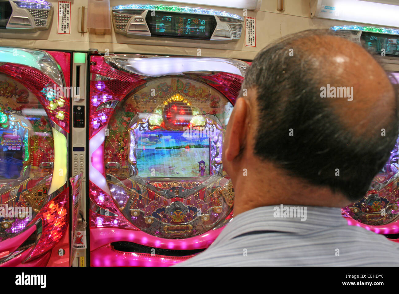 Man playing pachinko à Tokyo, Japon. Banque D'Images