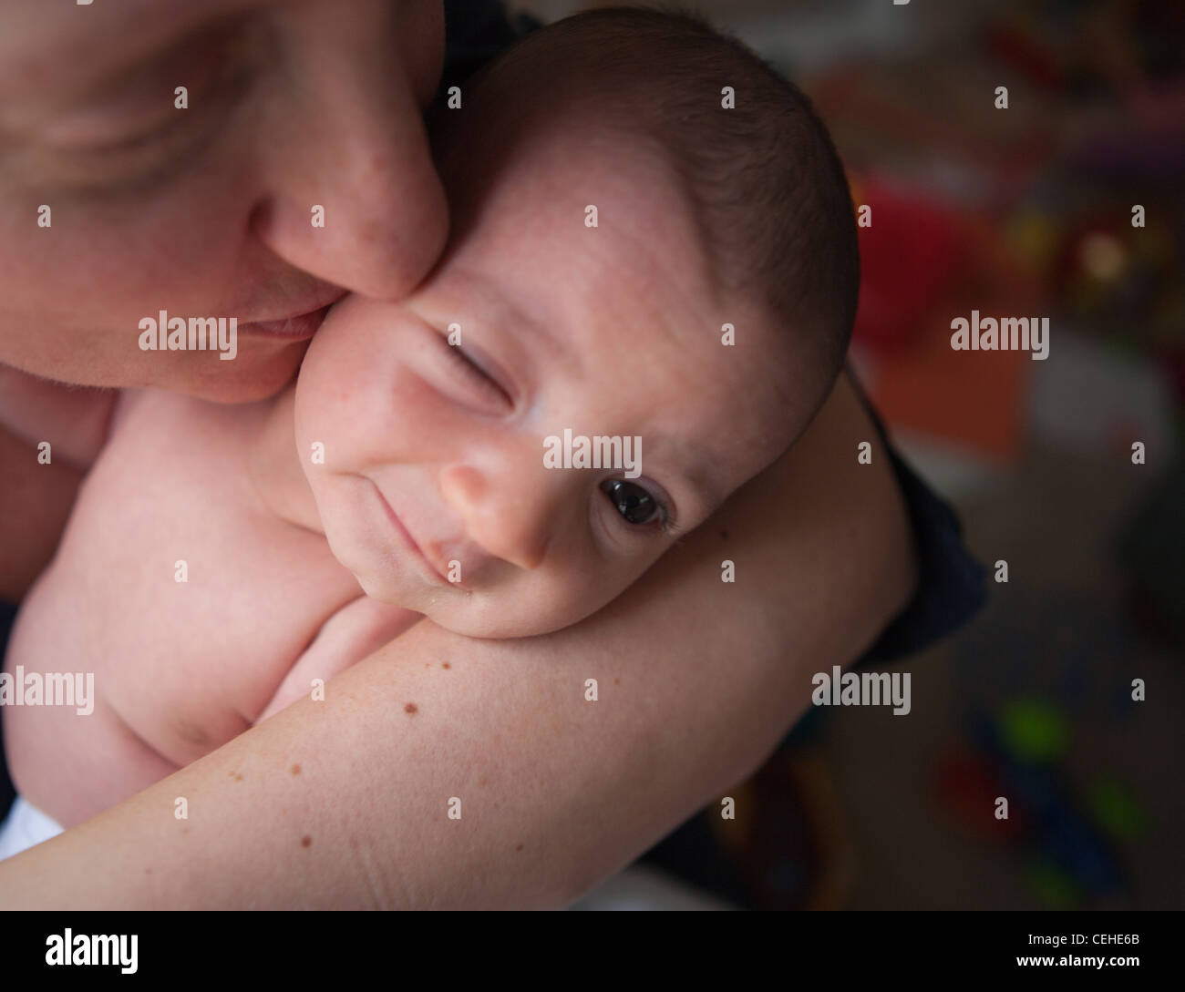 Bebe Nouveau Ne Se Ferme Un œil Comme Elle L Est D Etre Embrasse Par Sa Mere Photo Stock Alamy