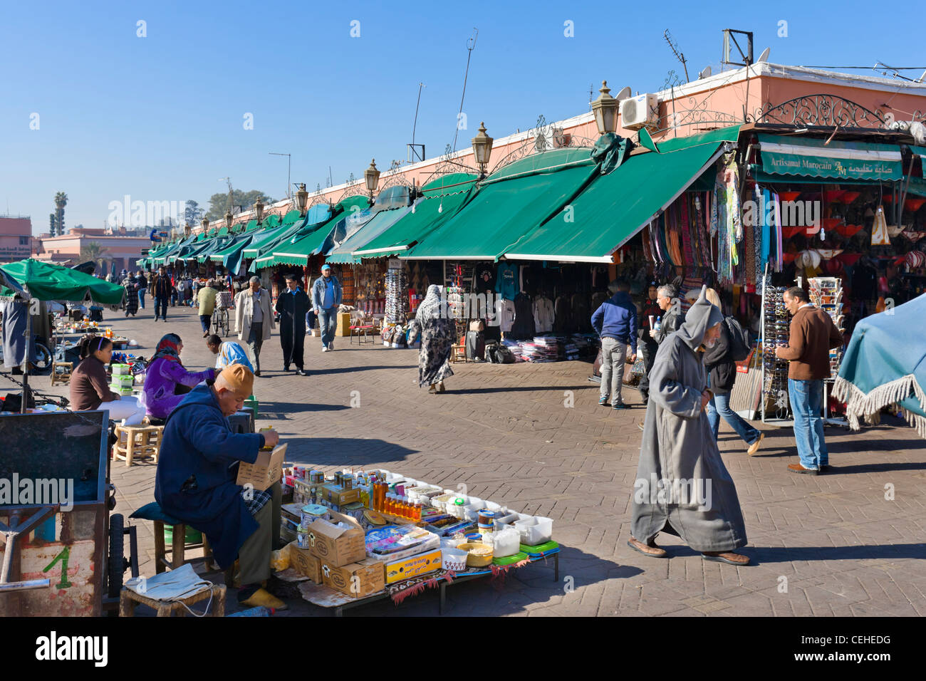 Étals et boutiques le long de la bordure de place Jamaa el Fna, Marrakech, Maroc, Afrique du Nord Banque D'Images