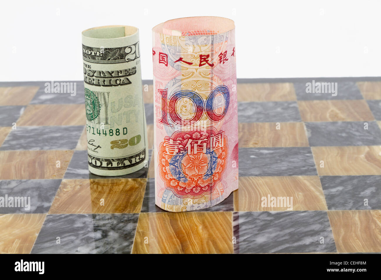 Monnaie Dollar et yuan se tenir sur un échiquier de marbre ; les opposants dans le jeu politique ou financière ; la politique de conflit dans le jeu de la vie. Banque D'Images
