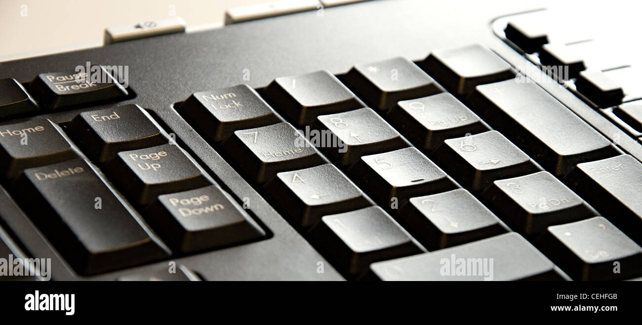 Détail de clavier noir avec des lettres blanches. Banque D'Images