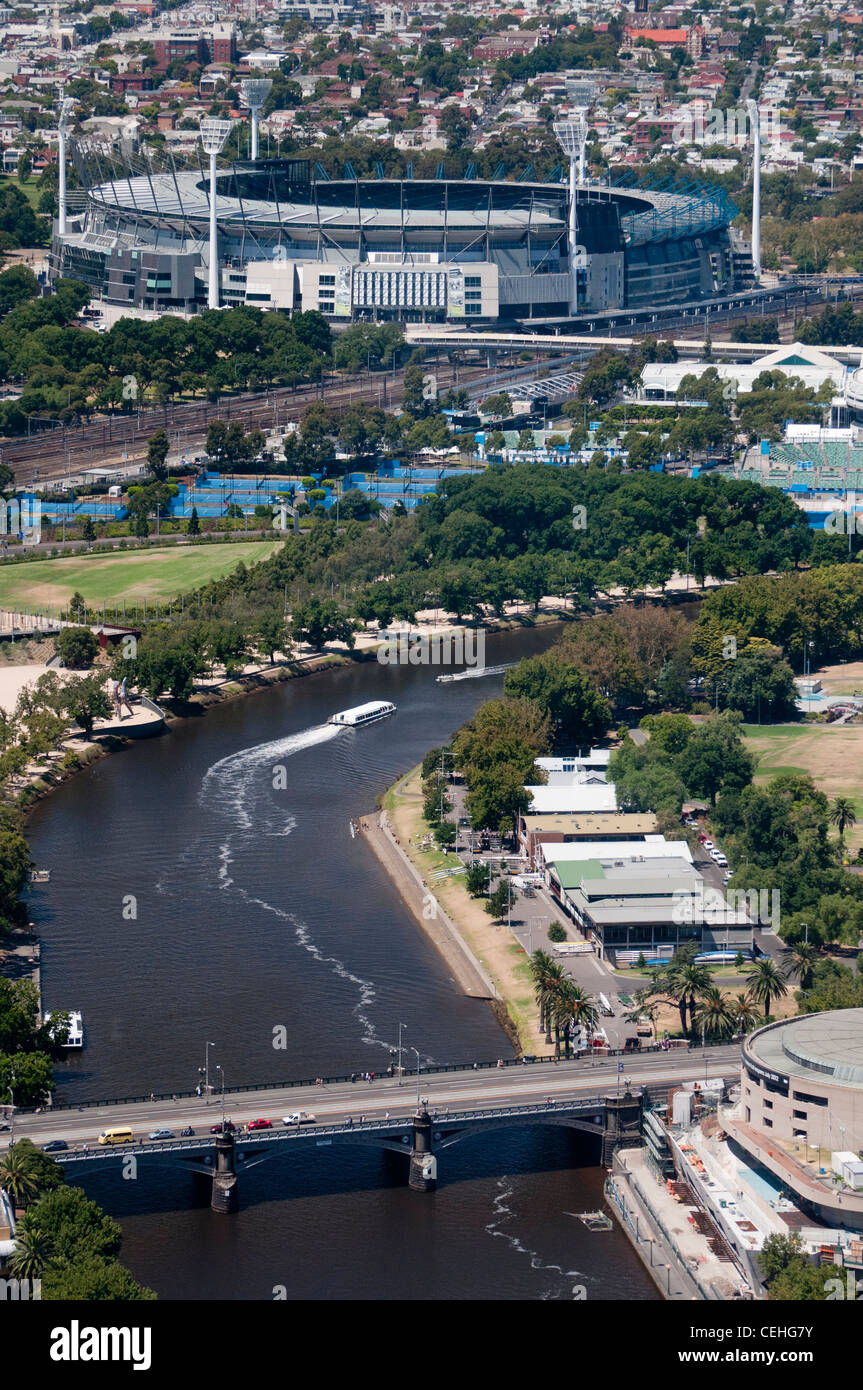 Vue aérienne de la Rialto Tower, Melbourne, du Melbourne Cricket Ground (MCG) à côté de la rivière Yarra. Banque D'Images