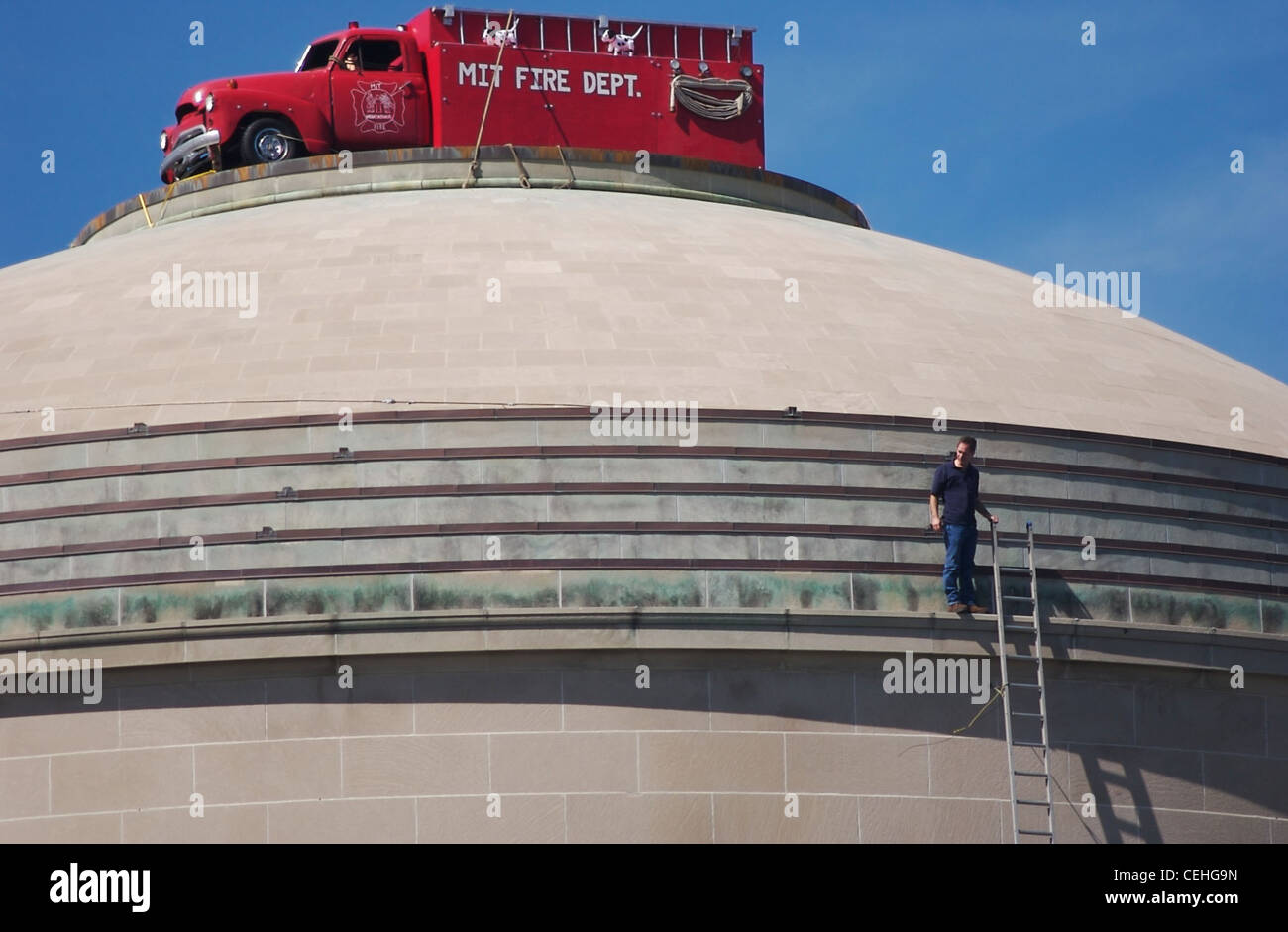 MIT un employé prépare à descendre le dôme après avoir inspecté le camion à pirater l'après-midi qu'il apparaissait sur le grand dôme. Banque D'Images