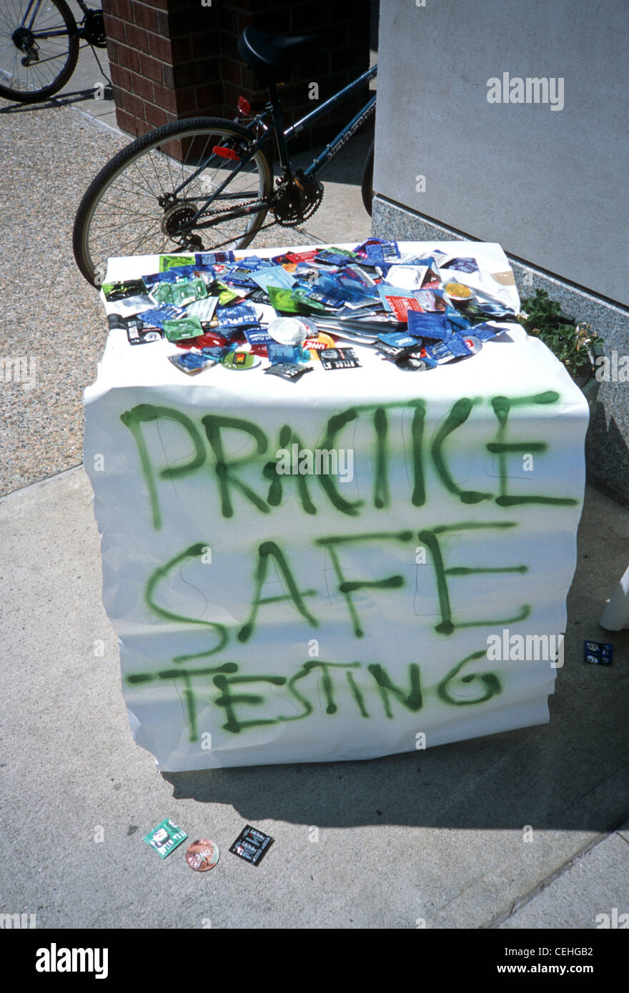Les pirates installé une table pleine de préservatifs et d'un coffre-fort pratique 'Testing' affiche à l'extérieur de la zone d'essais examen final 2007 au MIT. Banque D'Images