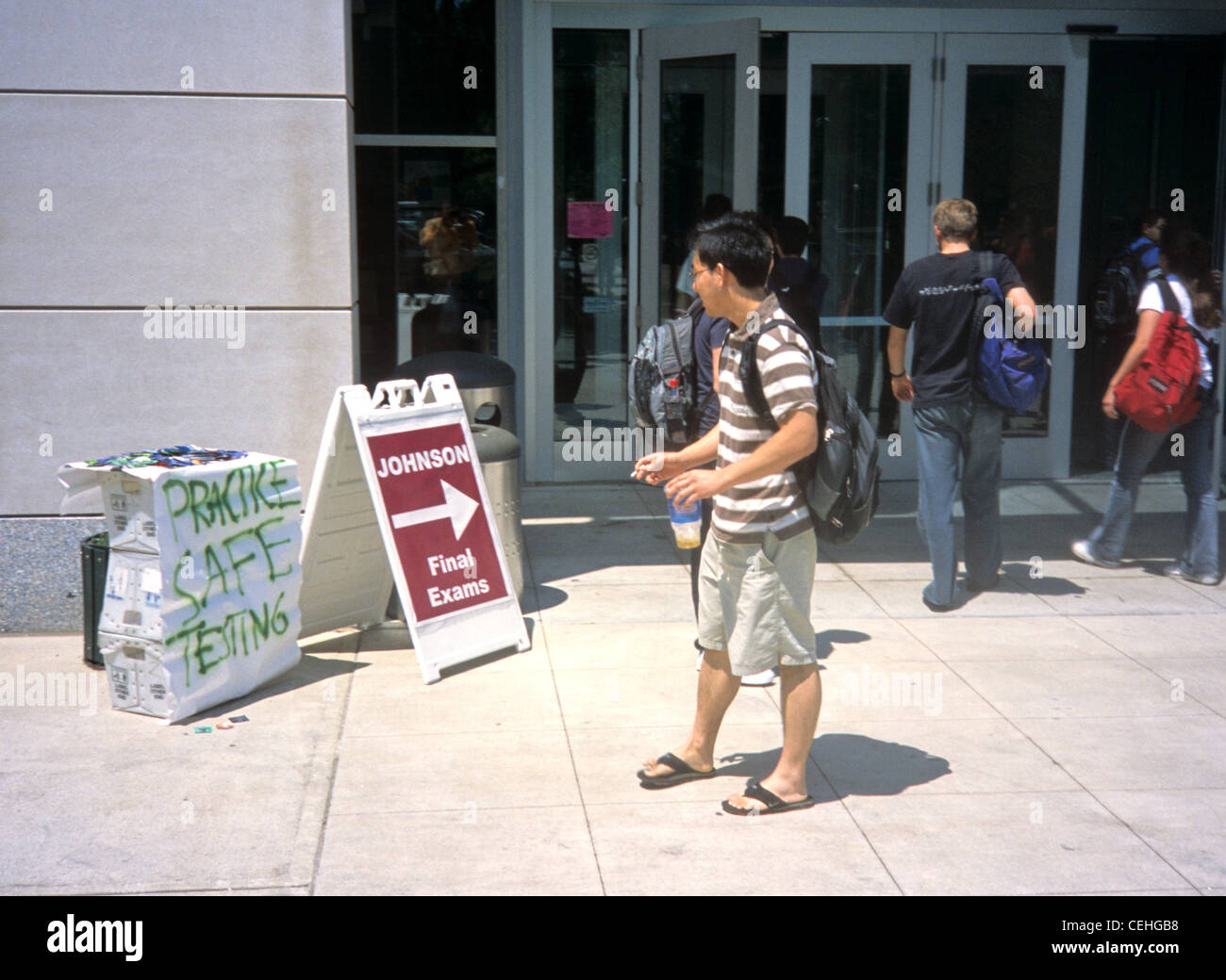 Les pirates installé une table pleine de préservatifs et d'un coffre-fort pratique 'Testing' affiche à l'extérieur de la zone d'essais examen final 2007 au MIT. Banque D'Images