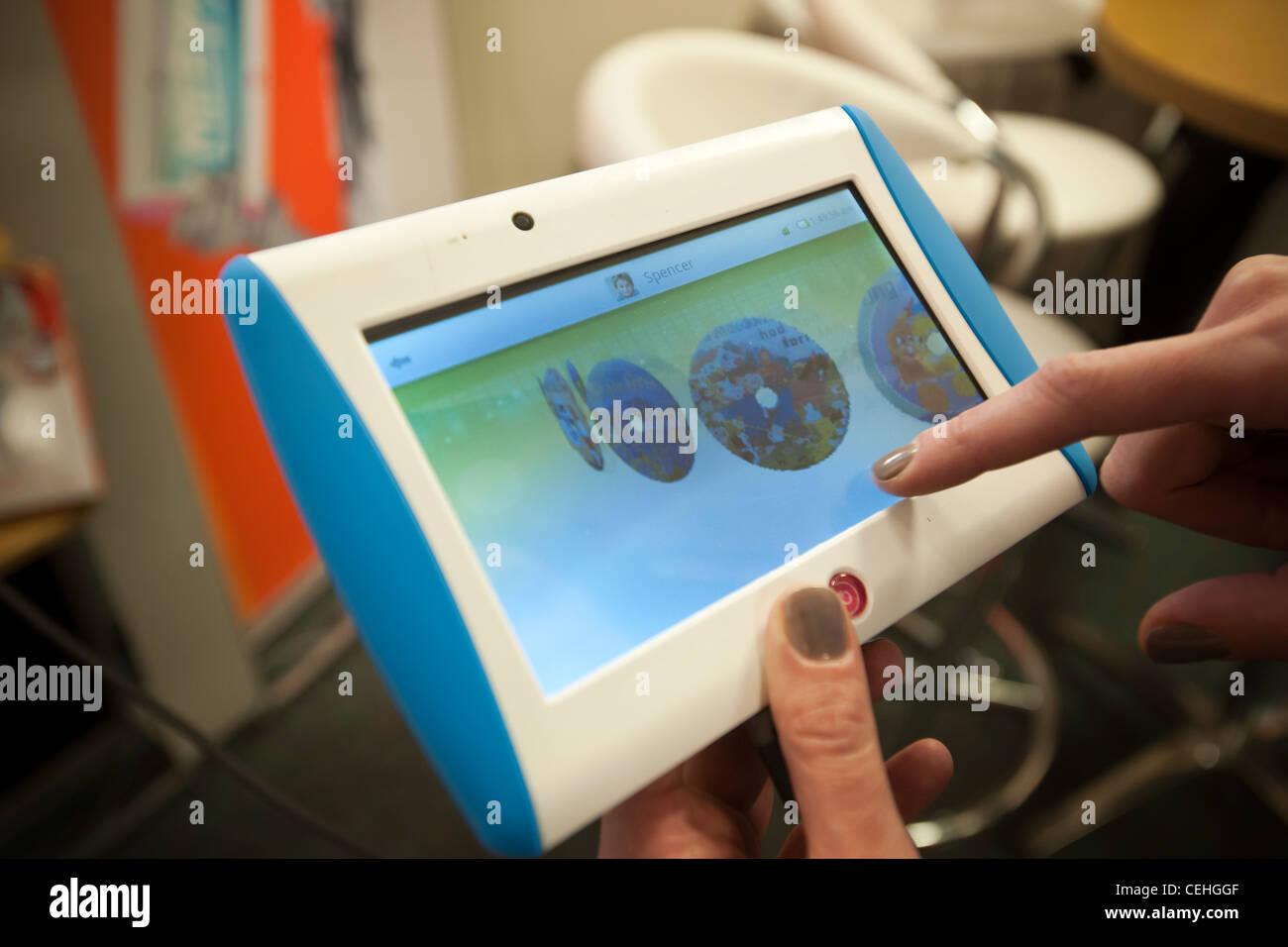 Un représentant de l'Oregon Scientific montre leur MEEP ! Ordinateur  tablette pour les enfants au Salon du Jouet Photo Stock - Alamy