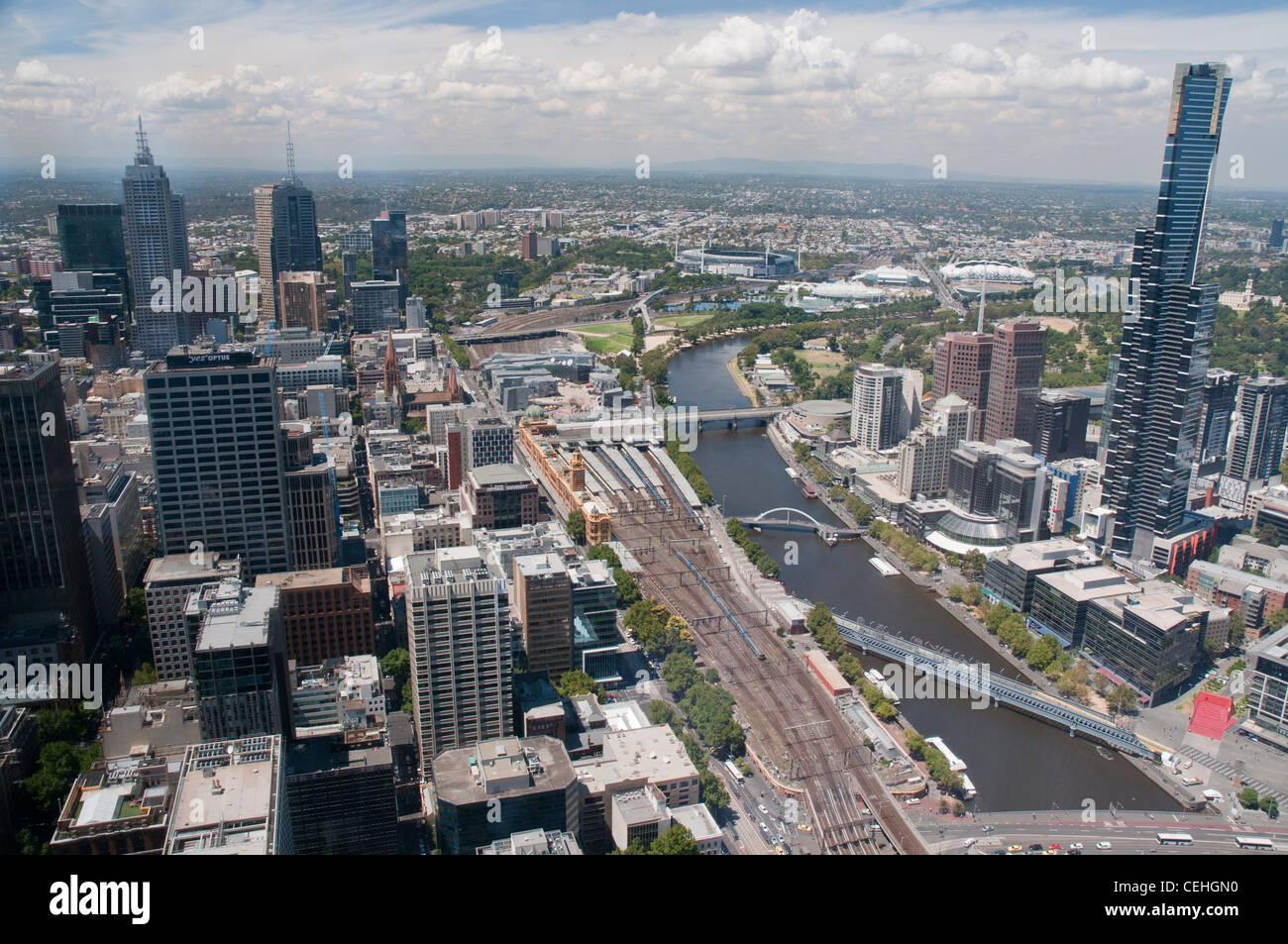 Vue aérienne de Melbourne à l'est de la Rialto Tower le long de la Yarra, avec Southbank et l'Eureka Tower à droite. Banque D'Images
