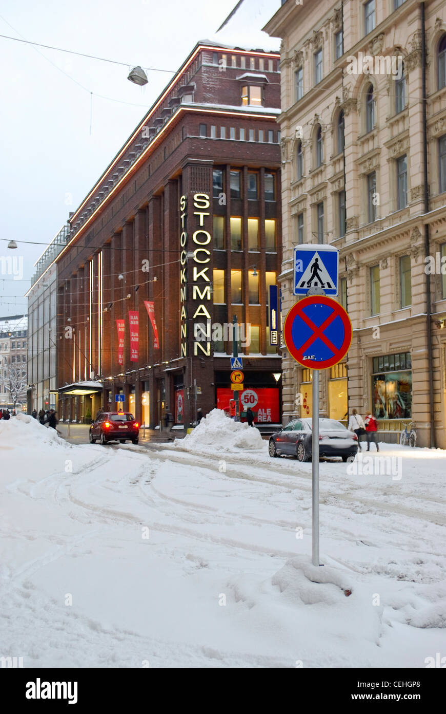 La Finlande. Helsinki. Helsingfors. Centre commercial Stockmann. Road sign 'pas de l'arrêt". Banque D'Images