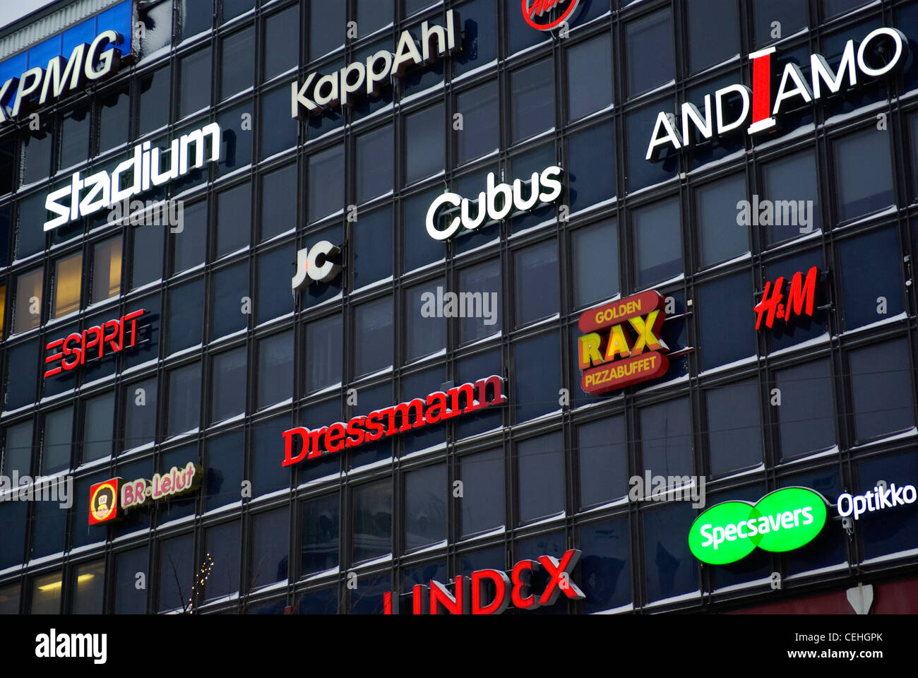 La Finlande. Helsinki. La publicité de marque sur la façade du centre commercial. Banque D'Images