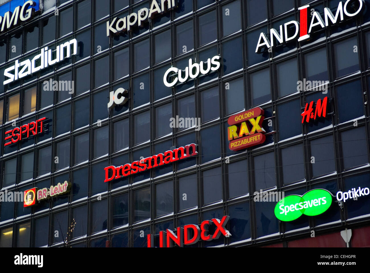 La Finlande. Helsinki. La publicité de marque sur la façade du centre commercial. Banque D'Images