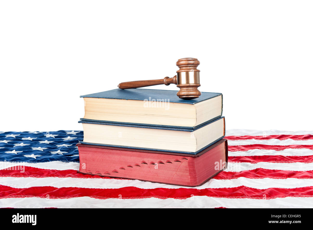 Gavel et livres de droit reposant sur un drapeau américain avec un fond blanc pour le placement de l'exemplaire. Banque D'Images