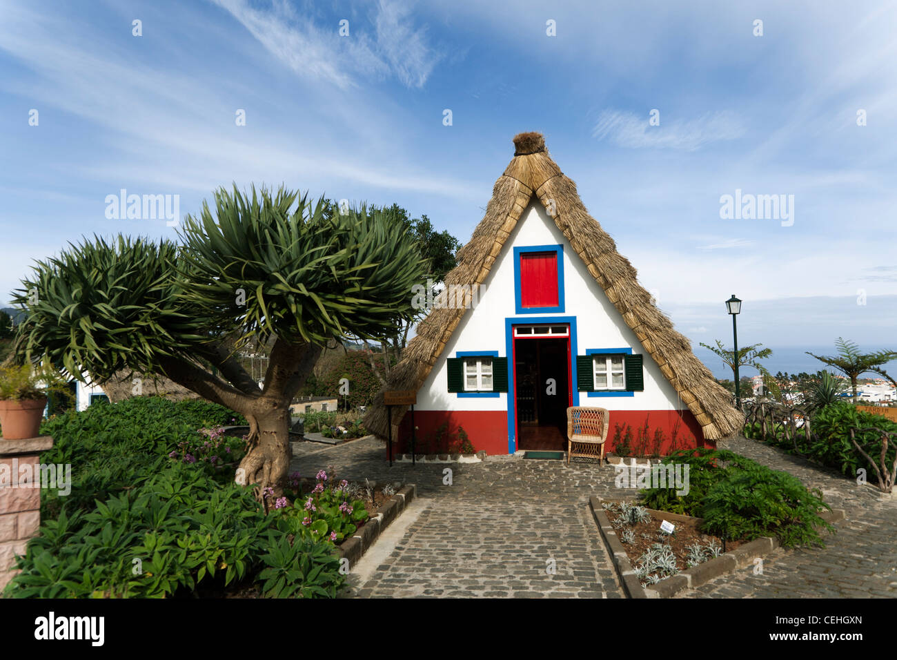 Maison au toit de chaume traditionnel, Santana, Madère Banque D'Images