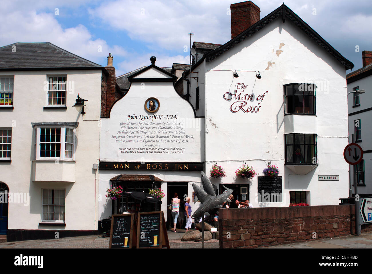 L'homme de Ross Public House nommé d'après : John Kyrle (22 mai 1637 - 7 novembre 1724), connu sous le nom de 'l'homme de Ross, était un philanthrope, né dans la paroisse de Dymock, Gloucestershire, mais surtout connu pour son temps à Ross-on-Wye dans le Herefordshire. Banque D'Images