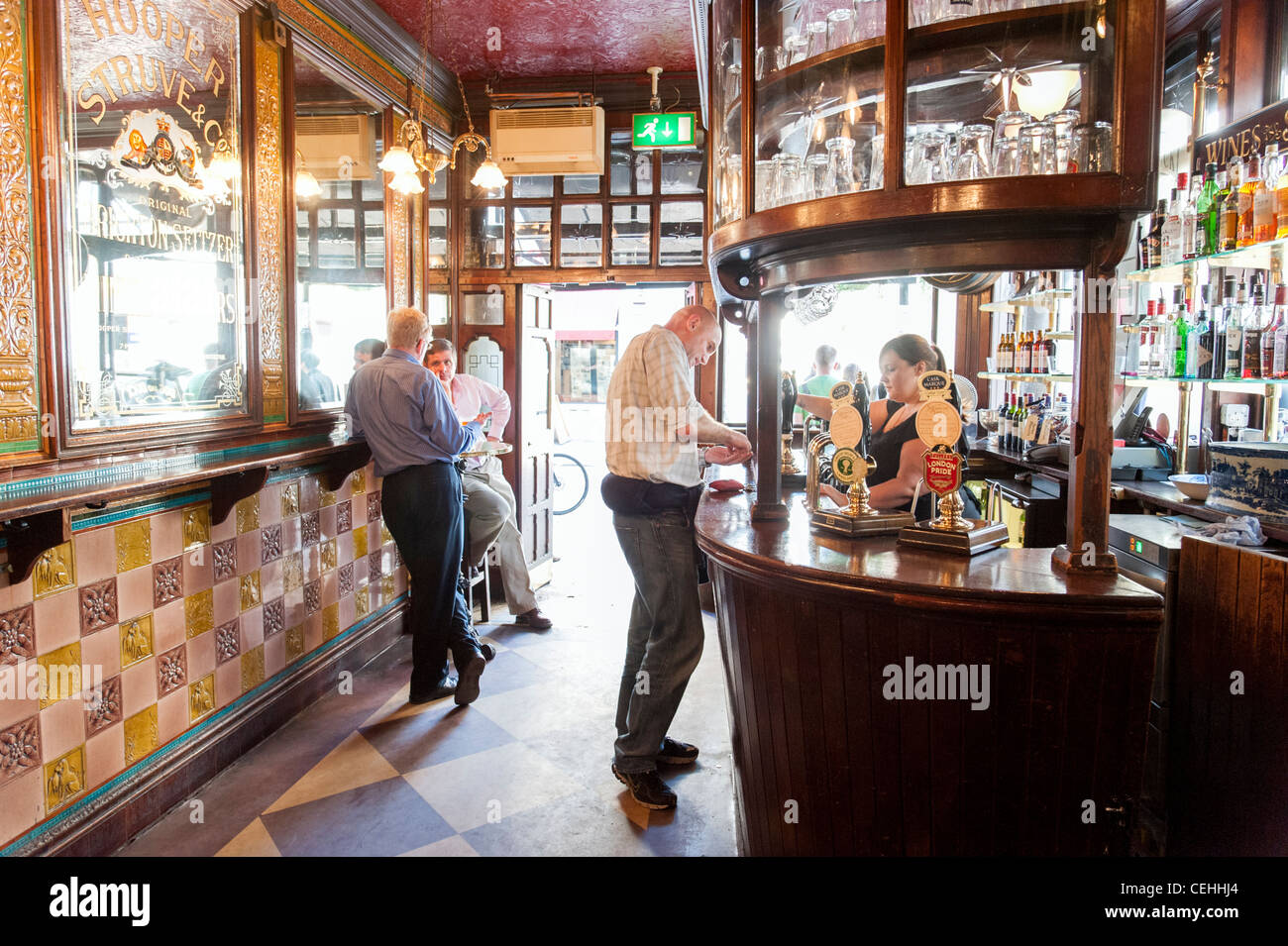 Le chien et le canard pub, Soho, London, England, UK Banque D'Images