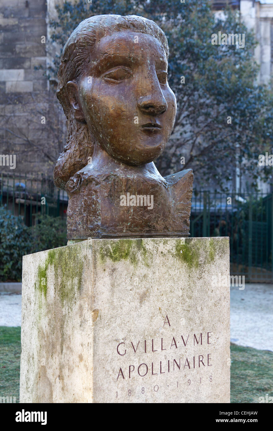 Mémorial à écrivain français, poète et dramaturge, Guillaume Apollinaire (1880-1918), à Paris, France Banque D'Images