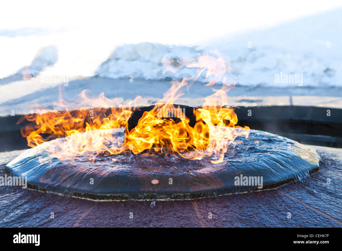 La flamme éternelle en face de la colline du Parlement c'est un symbole qui honore le soldat inconnu Banque D'Images