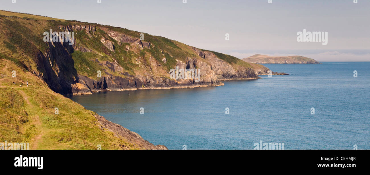 Vue Ouest de l'île de près de Mwnt Cardigan Beach (National Trust) en été depuis le nouveau sentier du littoral du pays de Galles UK Ceridigion Banque D'Images