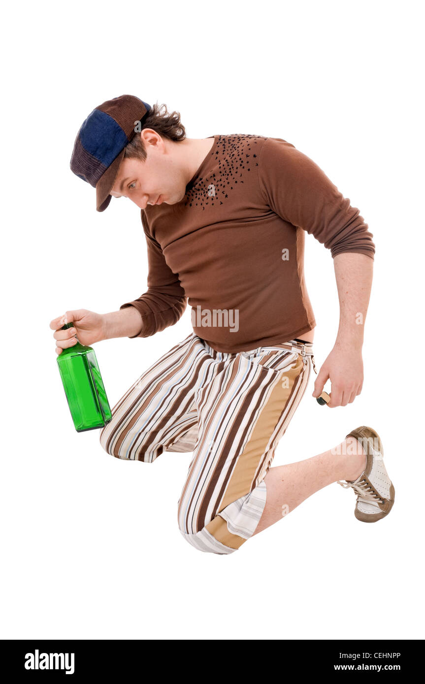 Jeune homme cool avec bouteille isolé sur fond blanc Banque D'Images