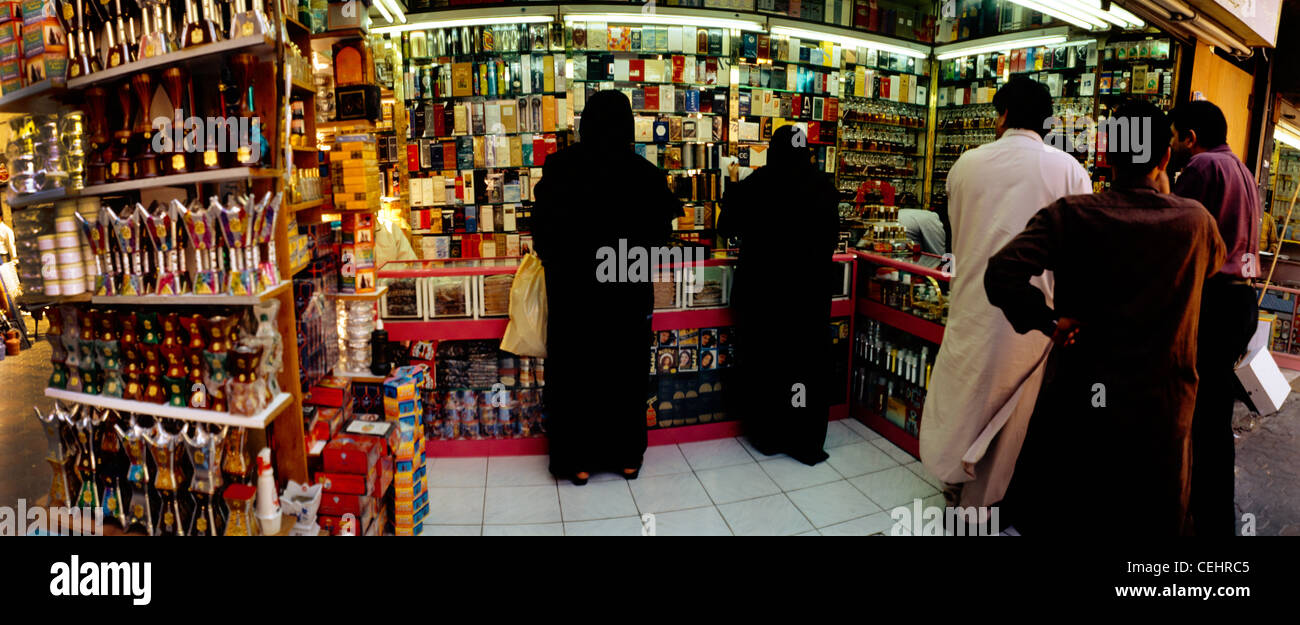 Abu Dhabi UAE Boutique parfum traditionnel souk des femmes voilées Banque D'Images