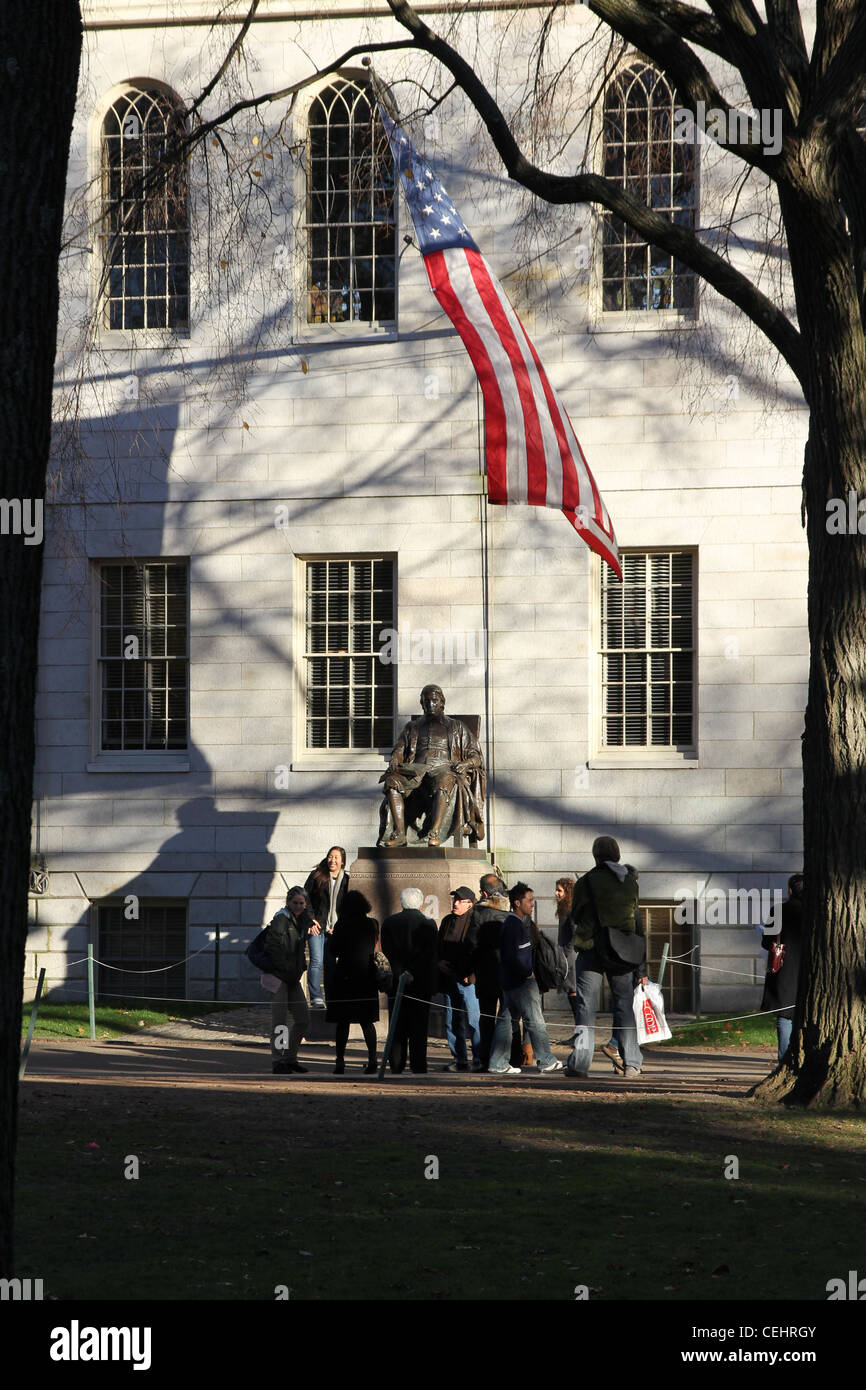 Rassemblement de touristes en face de la célèbre statue de John Harvard sur le campus de l'Université de Harvard à Cambridge, MA. Banque D'Images