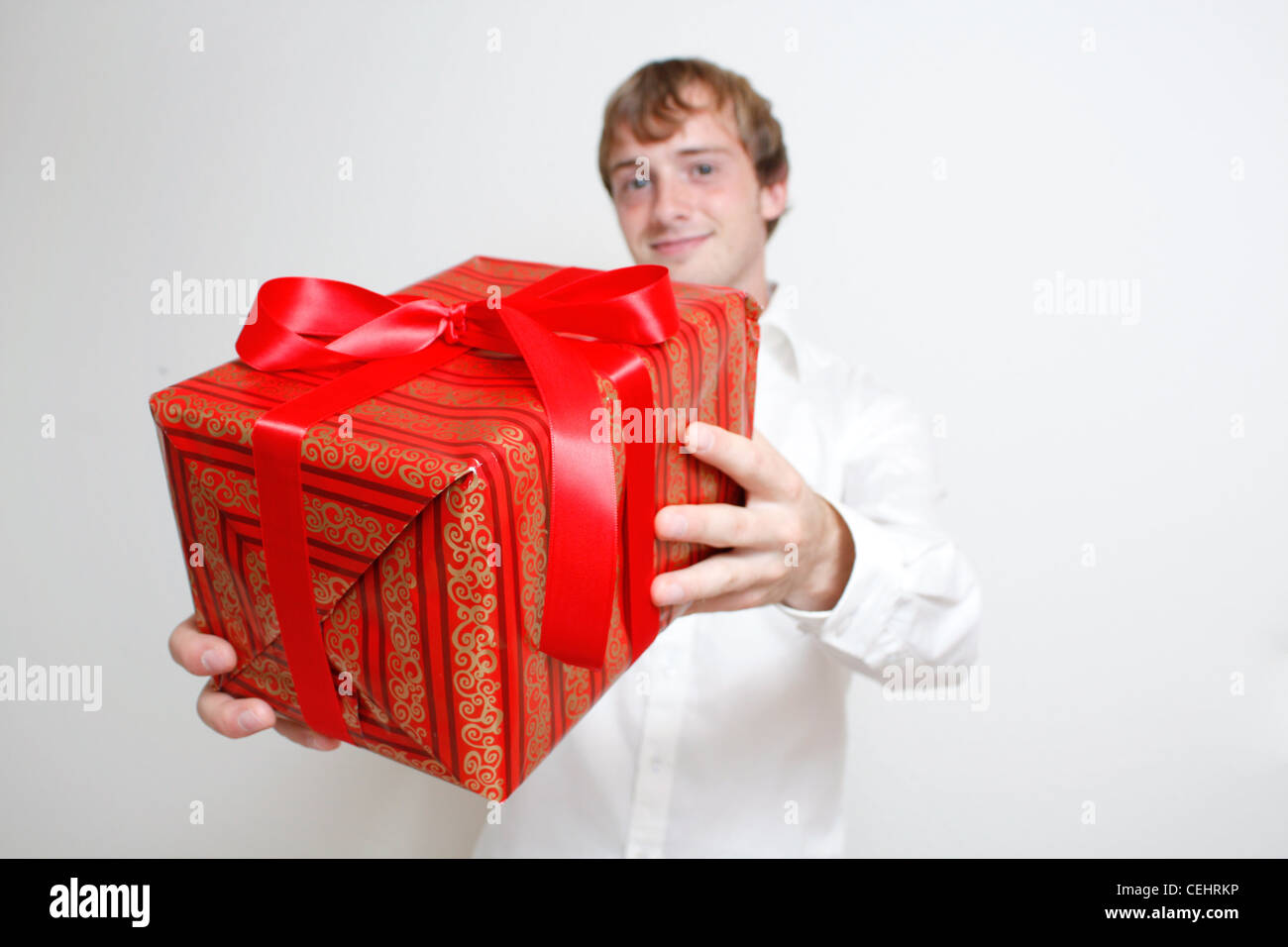 A man presenting a christmas present Banque D'Images