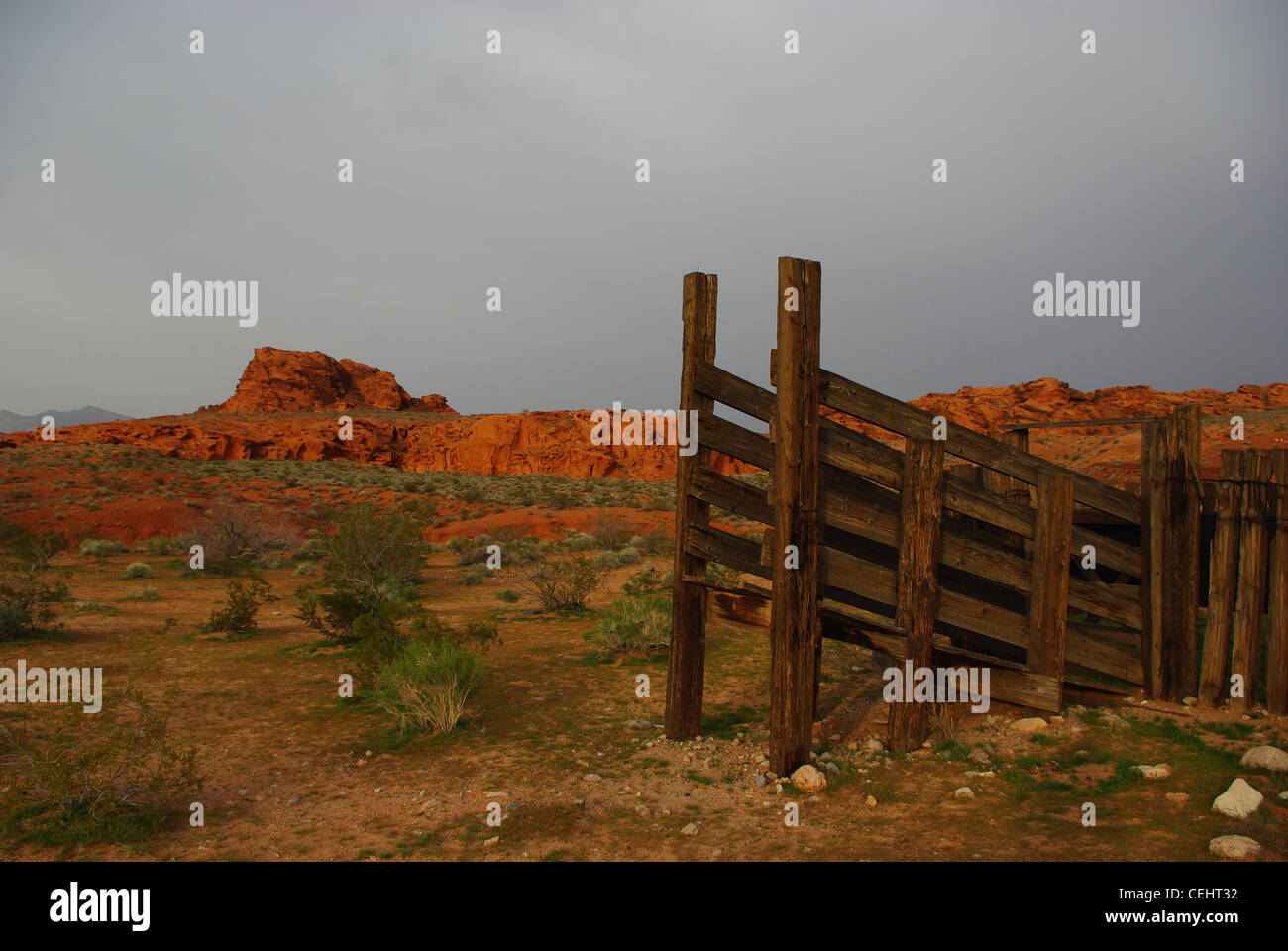 Old corral et red rocks près de la Finlande, au Nevada Banque D'Images