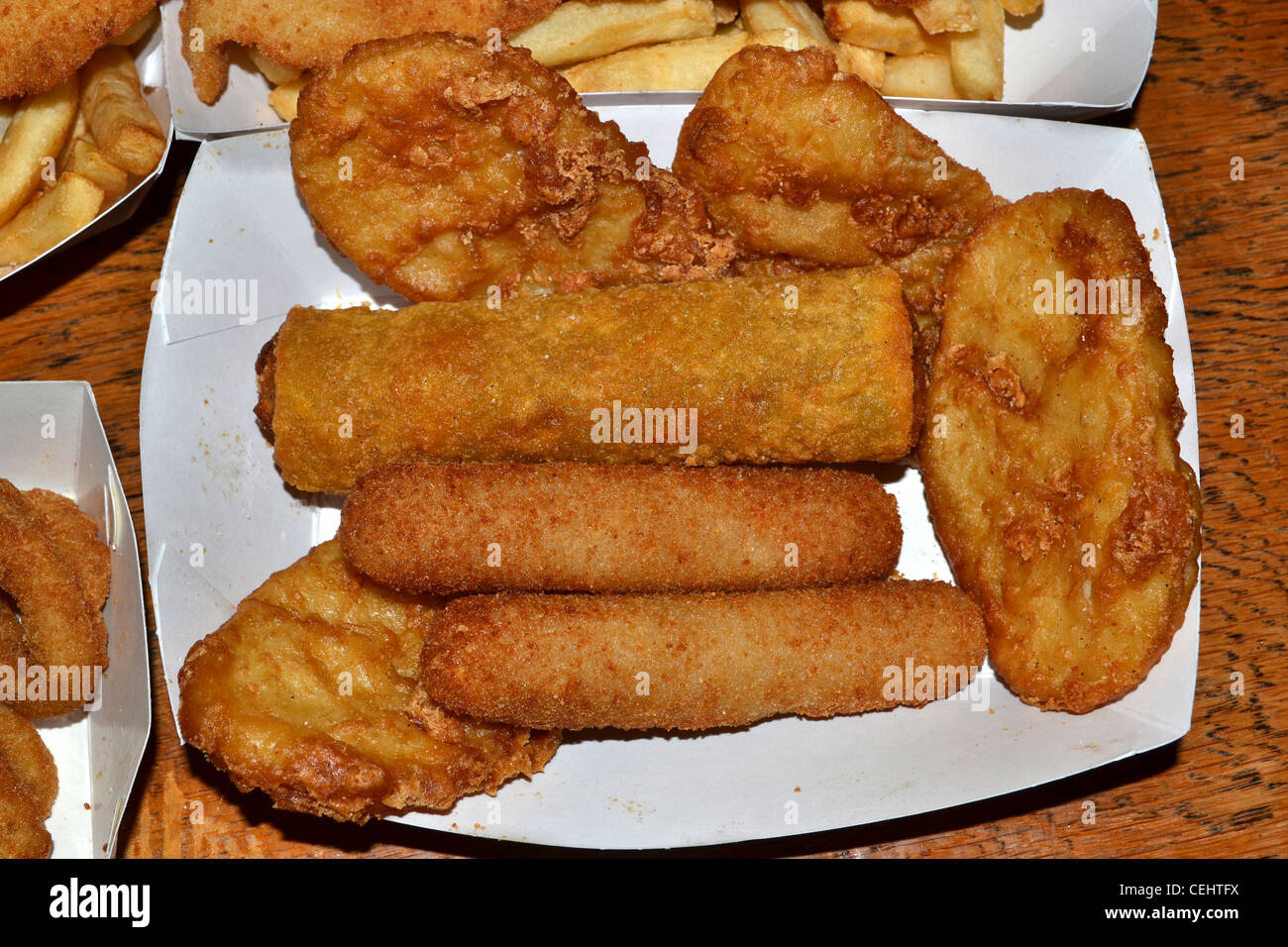Poisson-frites, calamars, Chiko Roll, pétoncles poêlés au citron Pommes de terre, fruits de mer Banque D'Images