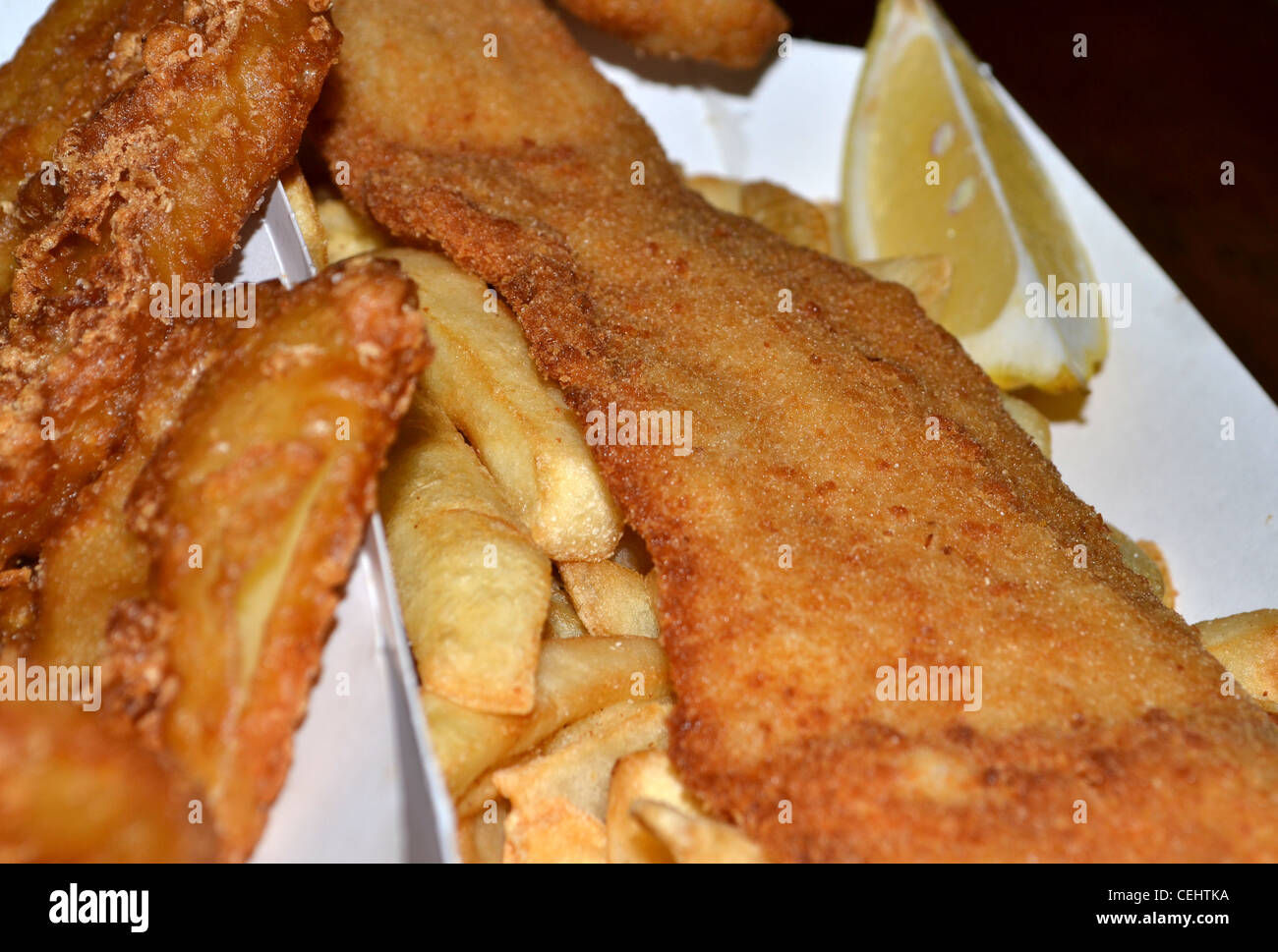 Poisson-frites, calamars, Chiko Roll, pétoncles poêlés au citron Pommes de terre, fruits de mer Banque D'Images