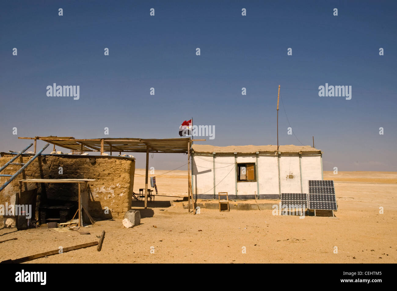 L'AFRIQUE DU NORD, l'Egypte, l'oasis de Siwa, la dépression, Qattara désert de police avec des panneaux solaires pour fournir de l'électricité Banque D'Images