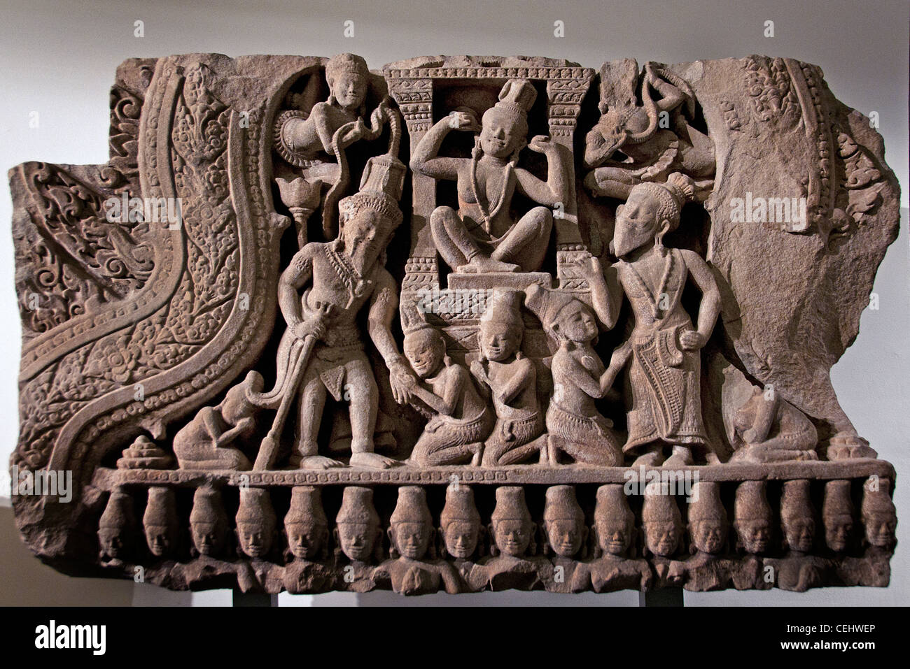 Déesse Parvati refuse d'écouter les propositions de Shiva fragment fronton 13ème siècle de style Khmer annonce Bayon Angkor Preah Pithu Banque D'Images