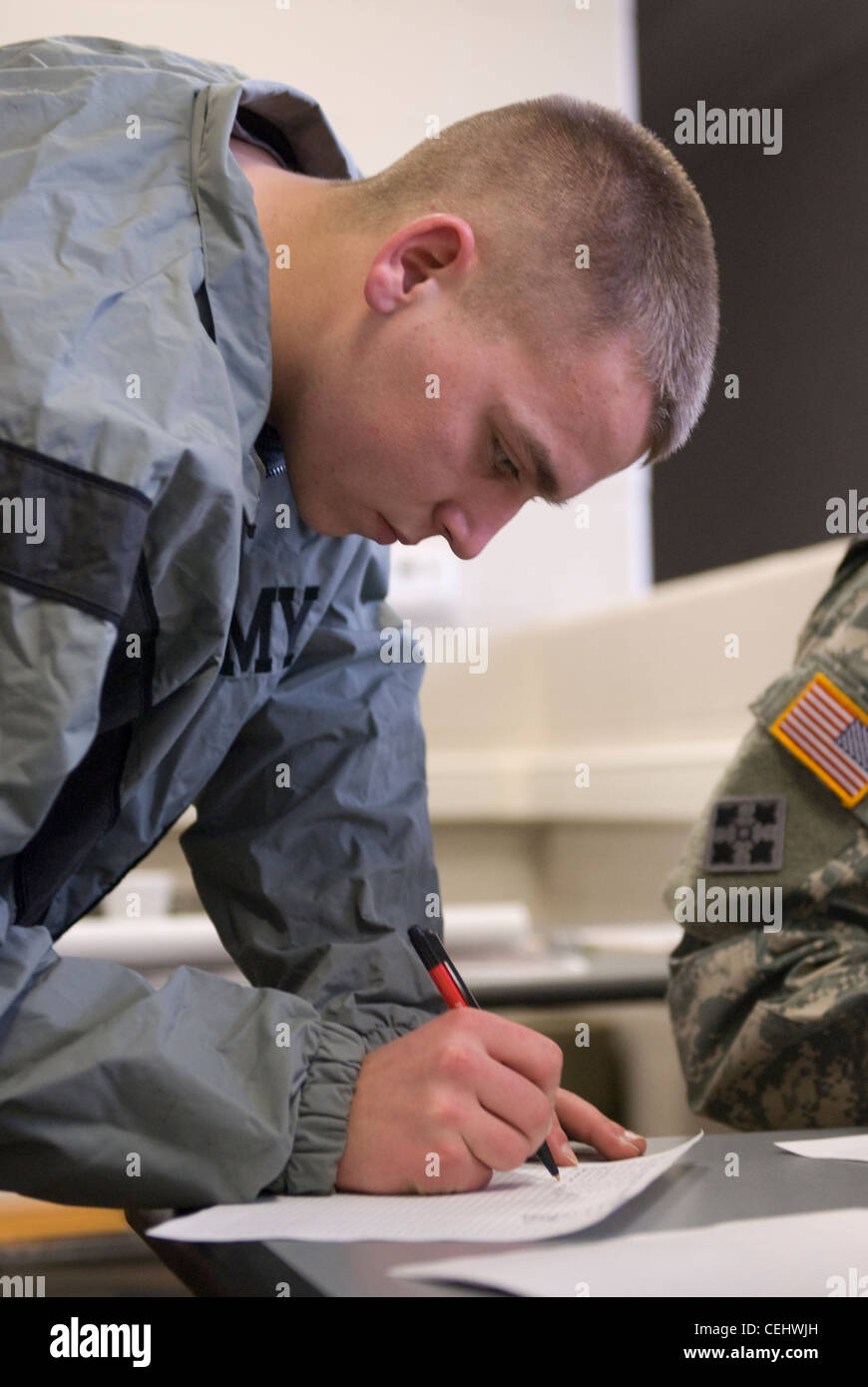 MARSEILLE, Illinois-- SPC. Ryan M. German d'Osceola Ia, électricien d'intérieur à la 389e compagnie d'ingénieurs d'Osceola Ia, se connecte pendant le traitement à la 372e compétition de meilleur guerrier (BWC) des Brigades d'ingénieurs de 2012 le 13 février. Le CBB est un événement d’une semaine qui teste les connaissances des soldats sur l’Armée de terre. Banque D'Images