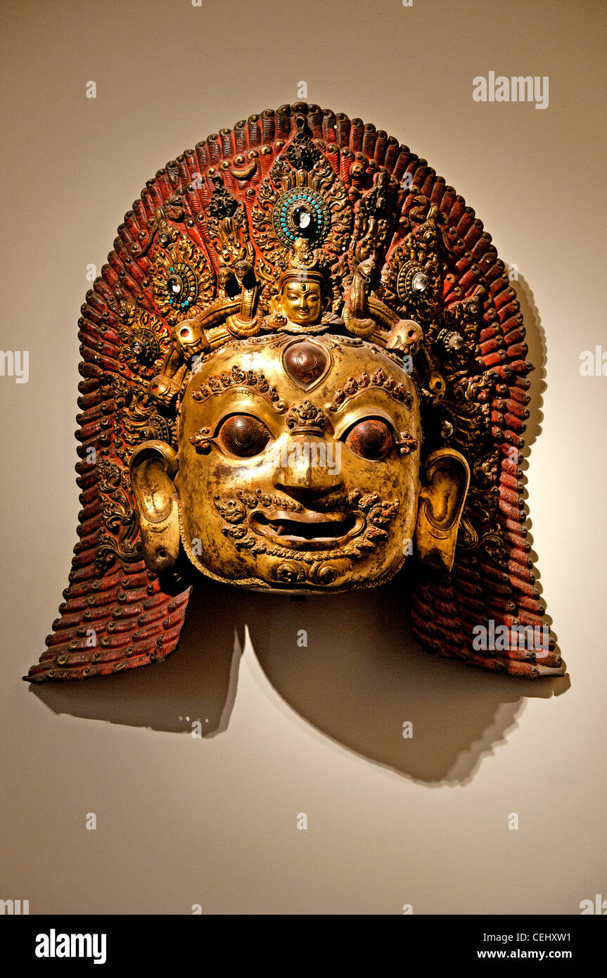 Le Népal Shiva Bhairava mask 17 siècle en cuivre doré et incrusté au Népal Banque D'Images