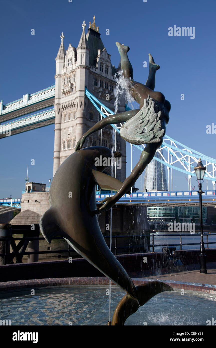 Avec un dauphin 'Girl' statue de David Wynne, avec le Tower Bridge en arrière-plan, Londres, Royaume-Uni. Banque D'Images