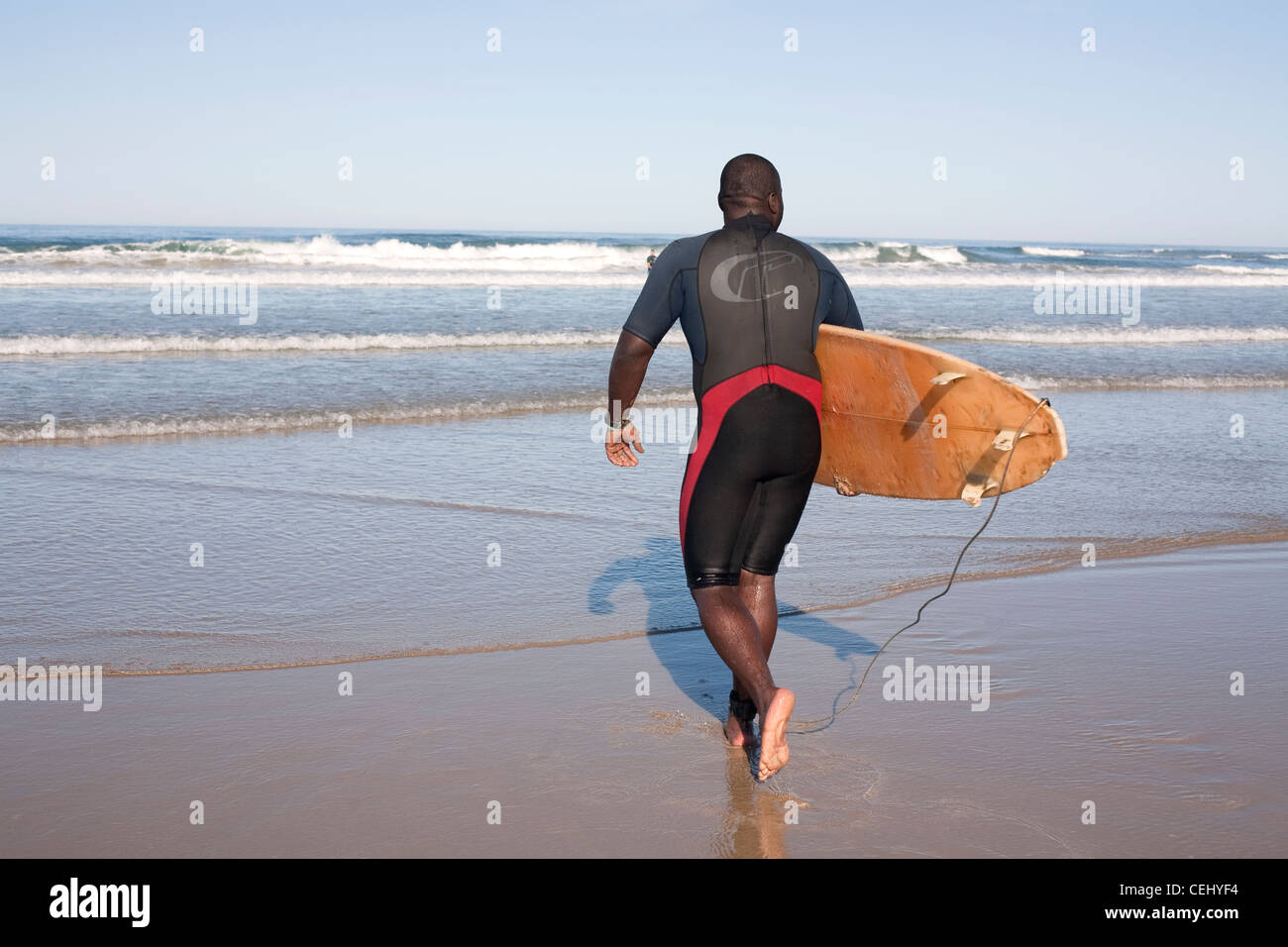 Surfeur sur la plage,Liège,Cintsa Banque D'Images