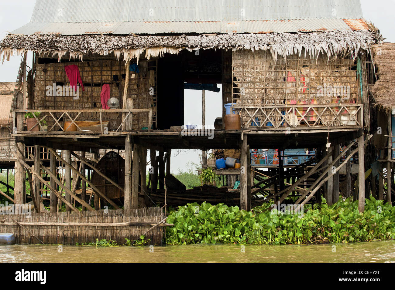 Les pêcheurs traditionnels maison en bois sur pilotis. Le Lac Tonle Sap au Cambodge, Kompong Khleang village. Banque D'Images
