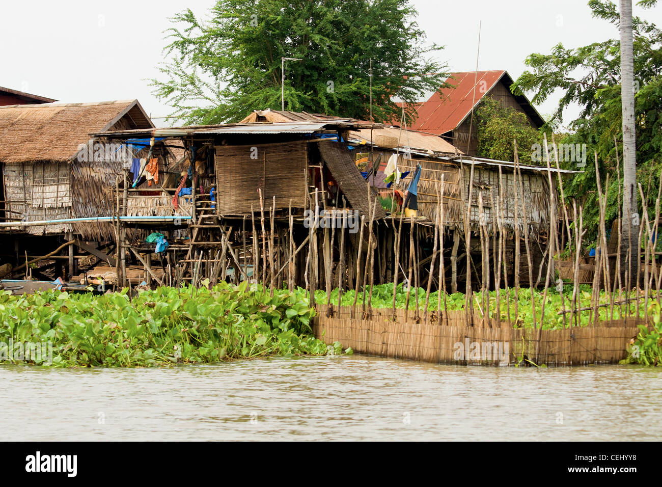 Les pêcheurs traditionnels des maisons sur pilotis en bois, lac Tonle Sap au Cambodge, Kompong Khleang village. Banque D'Images