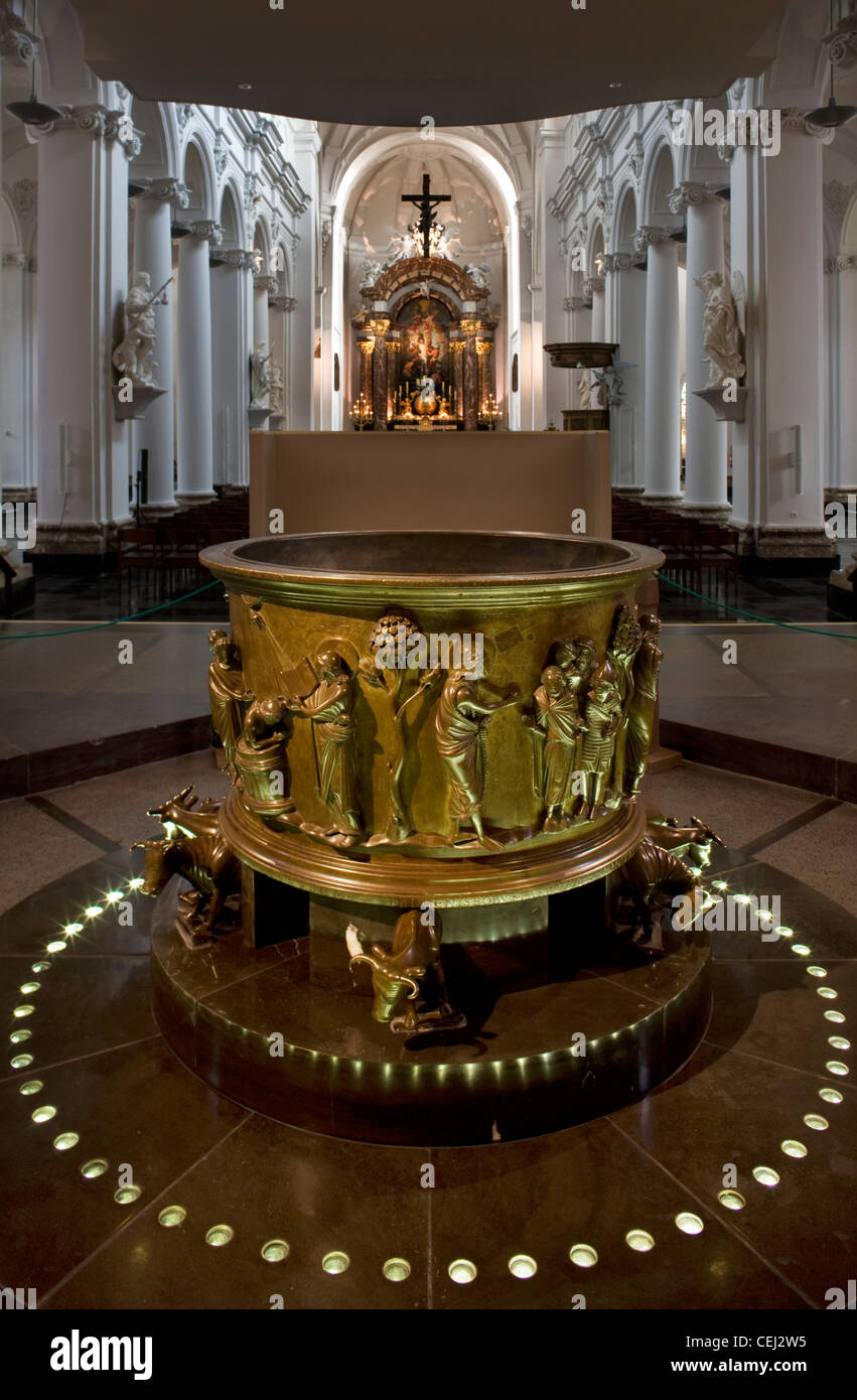 L'intérieur de la cuve baptismale de l'église de Saint-barthélemy, Liège, Belgique Banque D'Images