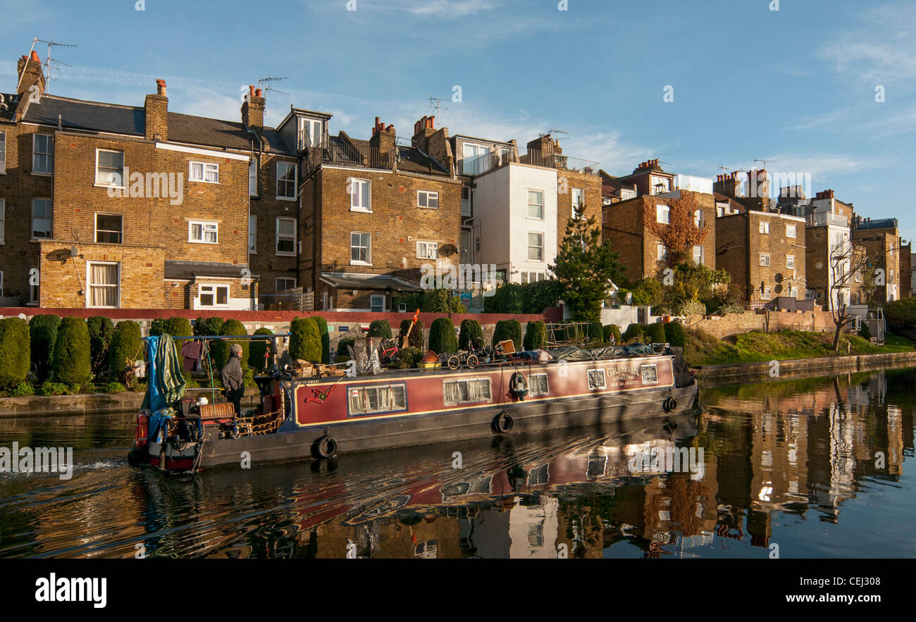 Péniche sur le Canal Grand Union, Maida Vale, Londres, Angleterre, Royaume-Uni Banque D'Images