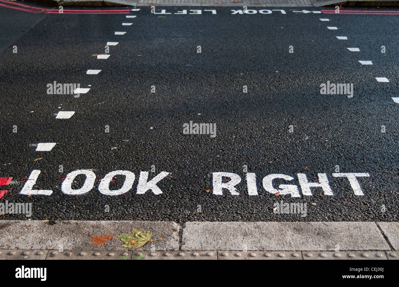 Regardez à droite Sign painted on Road à Londres, Angleterre, Royaume-Uni Banque D'Images