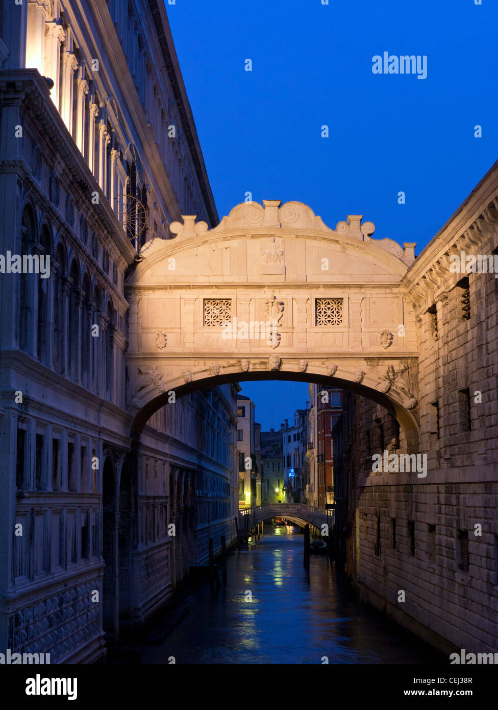 Pont des Soupirs la nuit à Venise Italie Banque D'Images