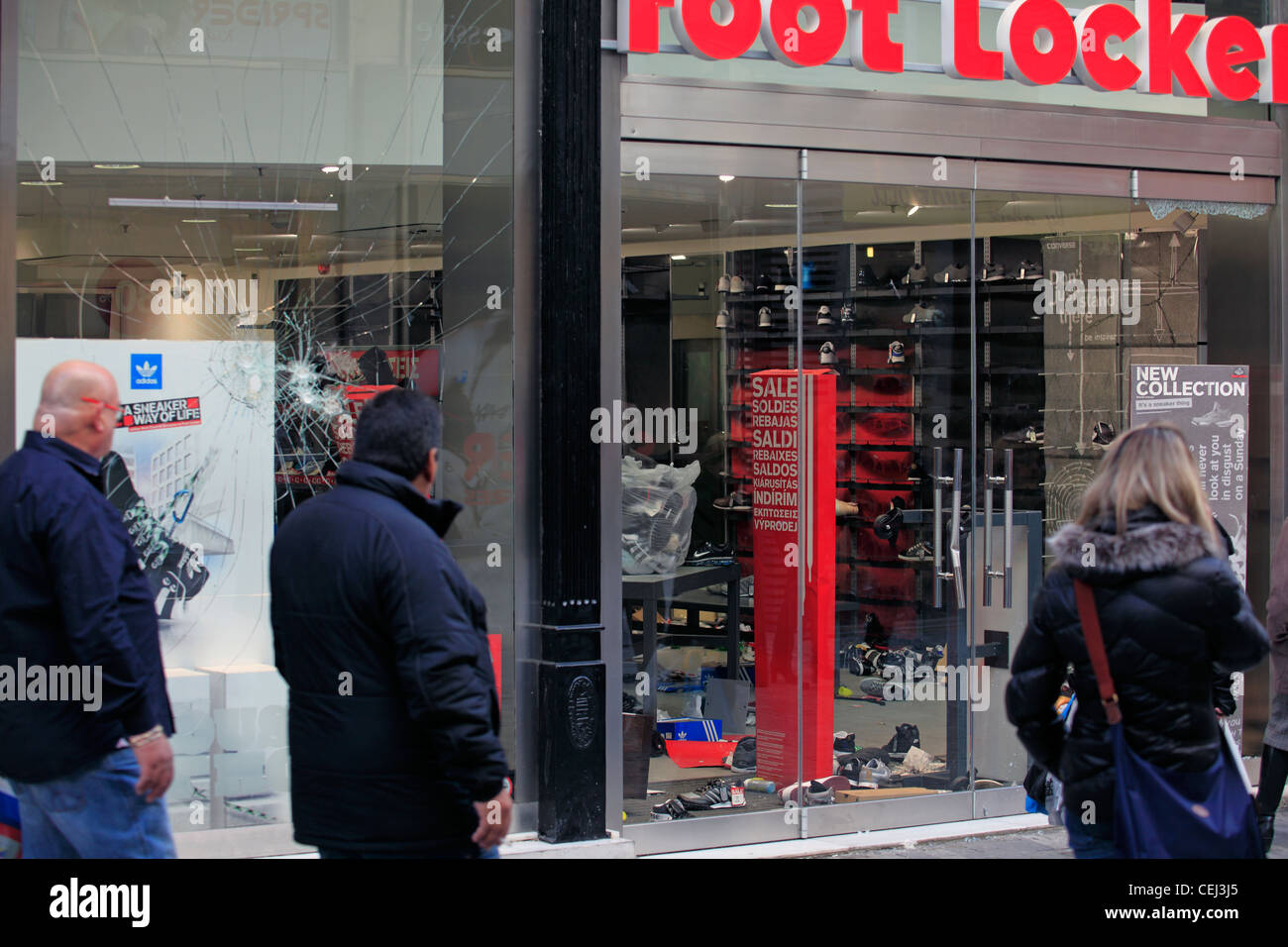 Grèce Athènes rue Ermou magasin Foot Locker pillé après des émeutes Banque D'Images